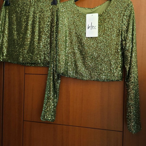 Set with shiny sequin design new, green