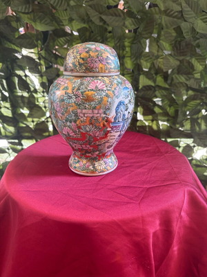 Vintage Chinese Porcelain Vase with Lid 19cm like new