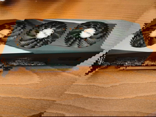  Gigabyte Radeon 6700xt mi litourgiki apo zimia me nero.