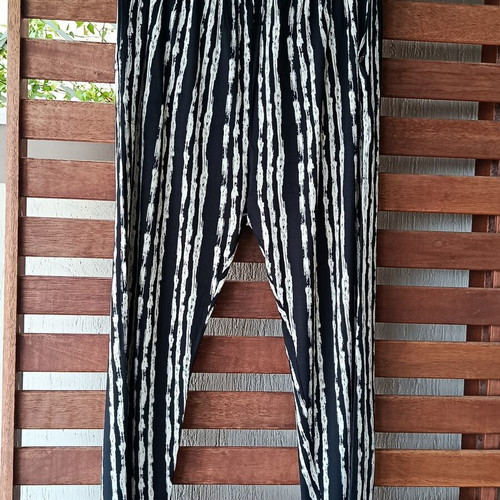 Casual pants XL with elastic waist, black and beige pattern, like new