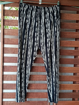 Casual pants XL with elastic waist, black and beige pattern, like new