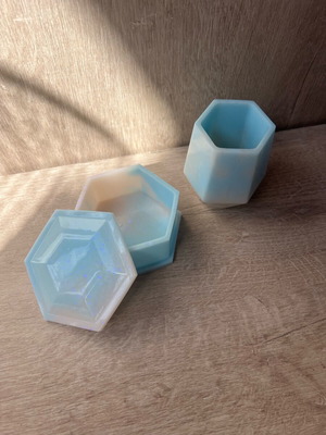 baby pink and baby blue jewellery storage and makeup brush holder