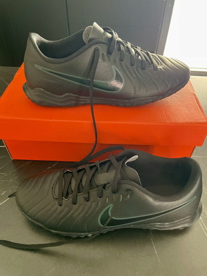 Nike Tiembo ποδοσφαιρικά παπούτσια σαν καινούργιο, νούμερο 42, μαύρα