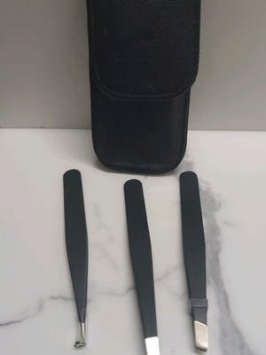 Tweezer set with 3 different eyebrow models and carrying case