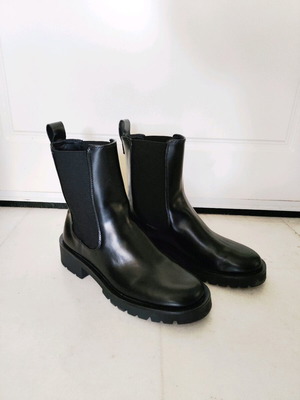 Μποτάκια Chelsea H&M μαύρα σαν καινούργια, νούμερο 39