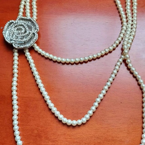 Vintage necklace with three rows of white pearls like new