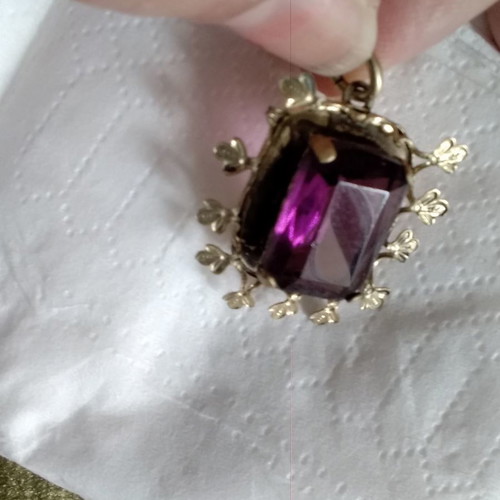 Vintage pendant with precious stone used, broken leaf detail