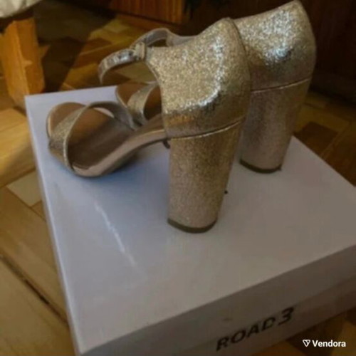 Heels new, gold color