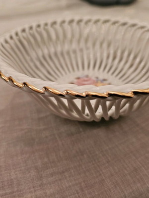 Decorative porcelain bowl like new with floral design and gold detail