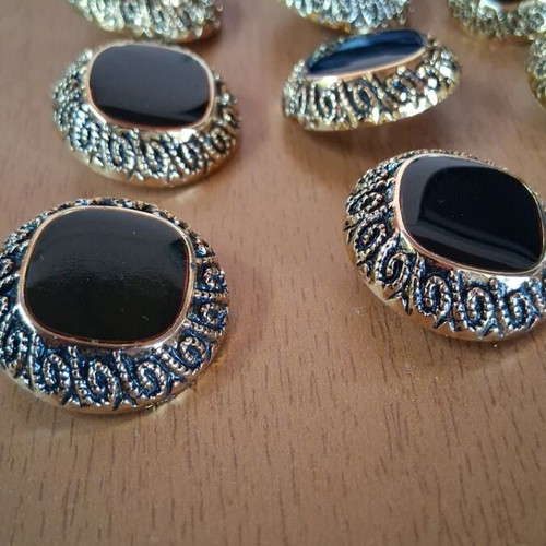Buttons set like new, 10 gold and black, 8 of 3 cm and 2 of 2.5 cm
