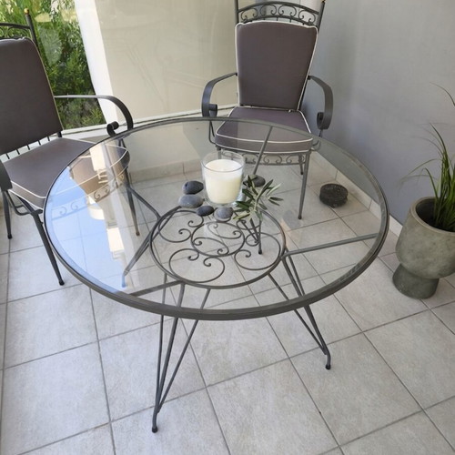 Fer Forje outdoor set like new with 4 chairs and round table