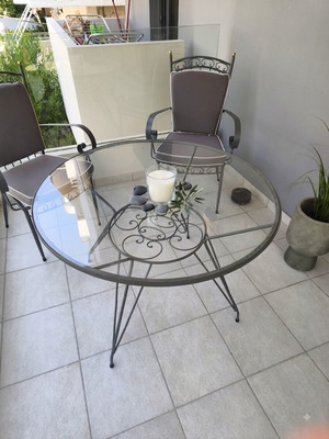 Fer Forje outdoor set like new with 4 chairs and round table
