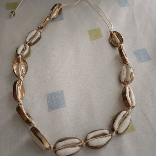 Women's necklace with shells used without damage