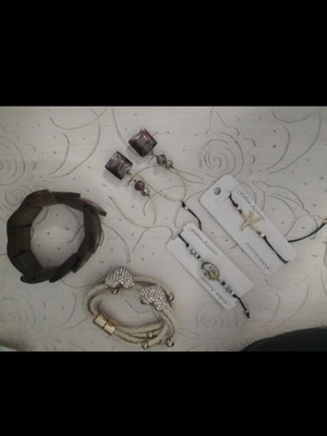 Accessories new, 4 bracelets (2 with tags) and 1 pair of earrings
