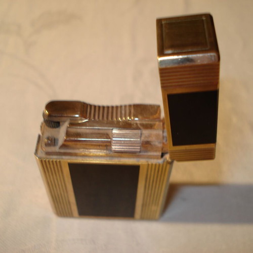 S.T. Dupont Laque De Chine lighter used, gold plated collectible