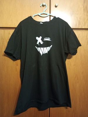 Unisex T-shirt black like new with emo/gothic design, size XL