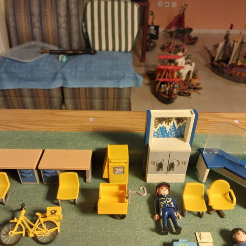 Playmobil police, post and other sets used, 25 figures and equipment