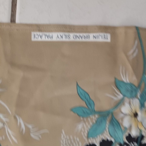 Μεταξωτό ύφασμα καινούριο, μαύρο με μπεζ λουλουδένια μπορντούρα, 2.10 x 1.50 μ.