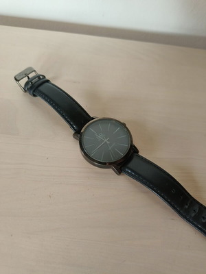 Black watch like new with mildly damaged strap