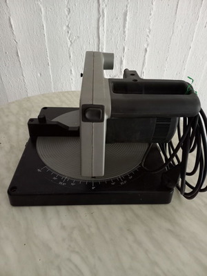 Σταθερό δισκοπρίονο Black & Decker Plus SR700 μεταχειρισμένο
