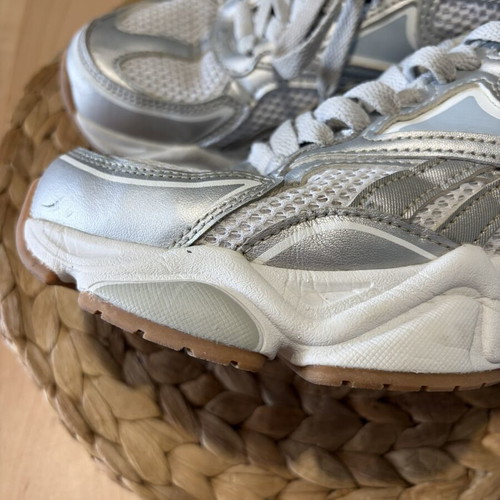 Reebok athletic shoes size 39 silver like new