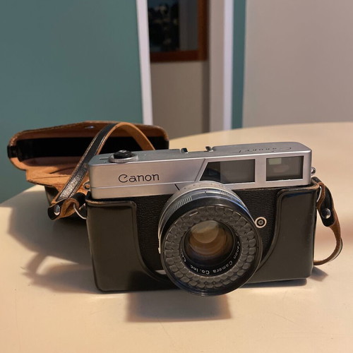 Canon Canonet vintage camera with 45mm f/1.9 lens and leather case like new