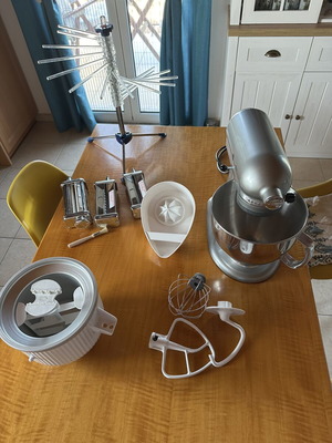 KitchenAid Artisan stand mixer like new with accessories