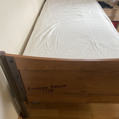 Single bed with anatomical mattress like new