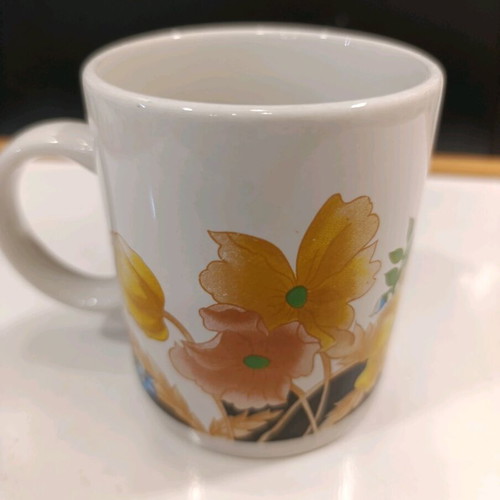 Mug with flower designs like new