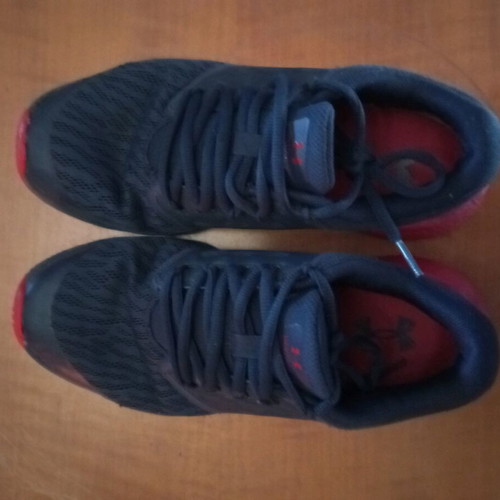 Under Armour athletic shoes blue with red like new unisex size 37.5