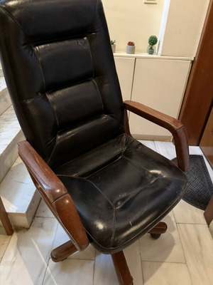 Διευθυντική πολυθρόνα γραφείου με ξύλινα μπράτσα σε μαύρο