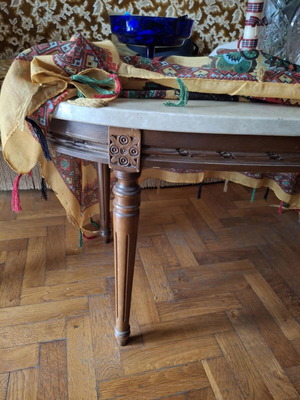 Neoclassical Oval Coffee Table with Solid Marble and Carved Wood like new