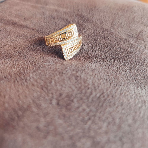 Meander ring new with white stones, gold and white
