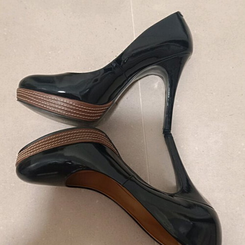 Adolfo Dominguez black patent 12cm pumps like new