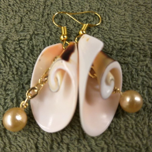 Earrings with spiral shell and pearl