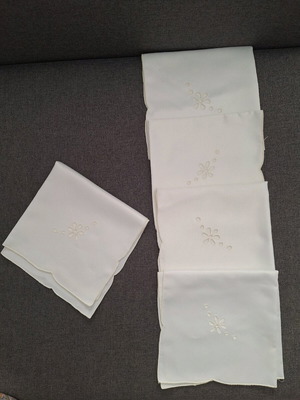 Set of 5 new white satin table runners with design