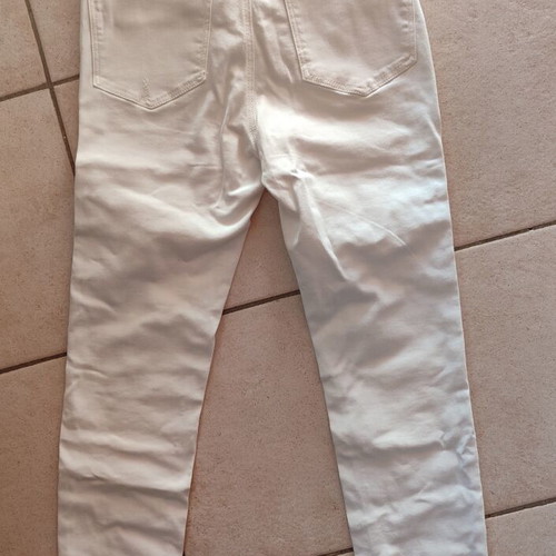 Stradivarius white high-waisted pants like new with leg rips