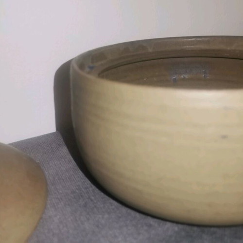 Ceramic decoration used, khaki with bird-shaped lid
