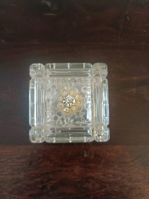 Γυάλινη μπιζουτιέρα σε άριστη κατάσταση