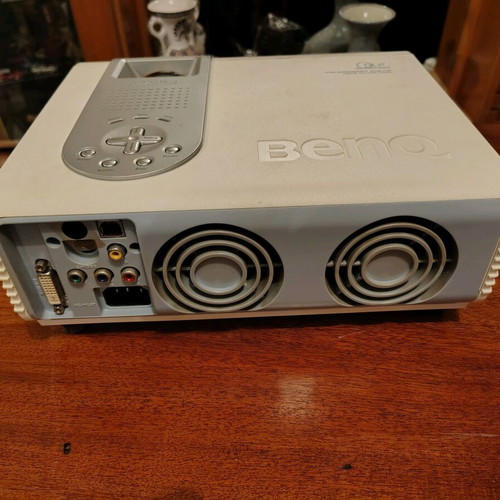 BenQ projector used without cables