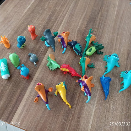 Slugterra collection of 20 classic figures and 1 slug ball used
