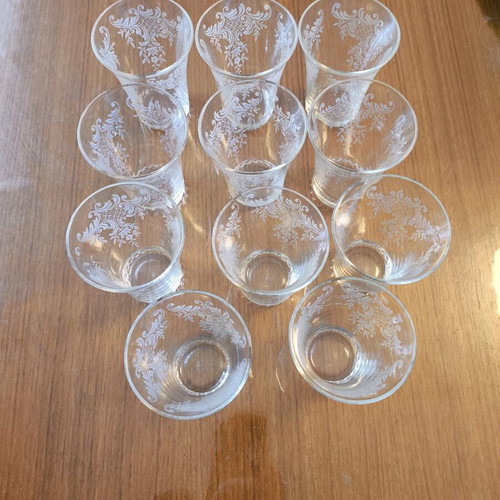 Wine glasses glass with subtle white design, like new, pack of 11