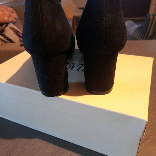 Suede black pumps size 37 like new with medium heel