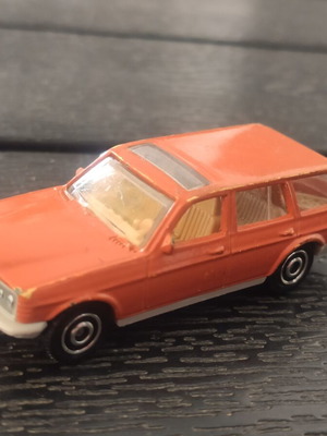 Mercedes-Benz W123 1/64 Matchbox μεταχειρισμένο με σημάδια