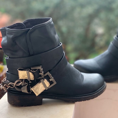 Boots used, size 39, black with removable belt and chains