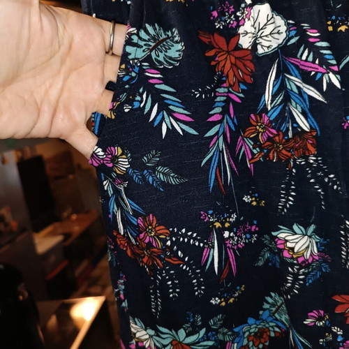 Women's zip culotte pants like new with floral print on blue