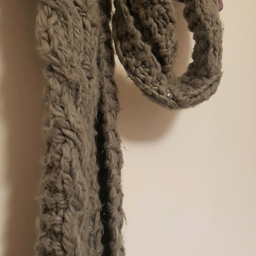 Knitted scarf grey with fringes