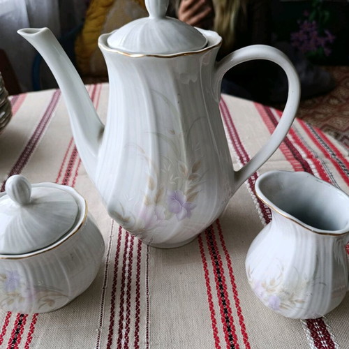 Pitcher, sugar bowl and creamer like new, set