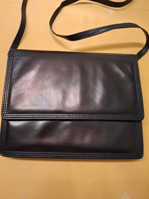 Vintage leather shoulder bag and clutch like new, black
