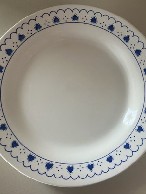 Oxford dinner plate with blue and white heart pattern used